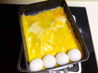 8、黑芝麻汤圆厚蛋烧,蛋液稍微凝固就放入煮好的汤圆