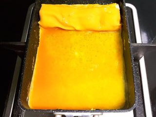 11、黑芝麻汤圆厚蛋烧,再加入剩下的鸡蛋液，继续把汤圆再包裹一层