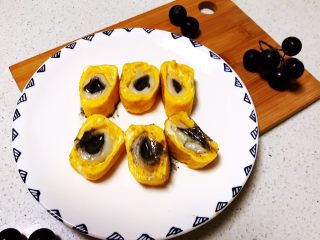 14、黑芝麻汤圆厚蛋烧,把汤圆厚蛋烧切成6段，可以吃了~