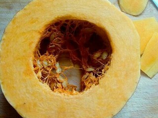 1、#甜味#香甜糯的南瓜饼#,南瓜去皮，去瓤。