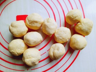 5、#甜味#香甜糯的南瓜饼#,将面团分割成等份的小面团。