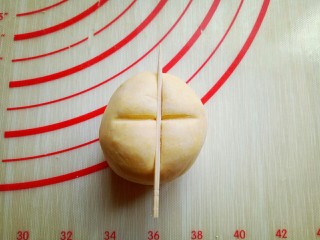 9、#甜味#香甜糯的南瓜饼#,再将牙签竖过来压印记，也就是加上上一步骤压出来的十字花，如图。