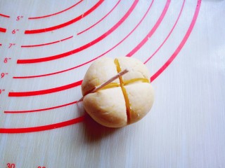 10、#甜味#香甜糯的南瓜饼#,再用牙签整理边缘部分。