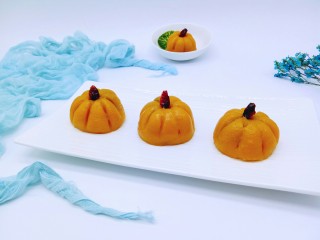 14、#甜味#香甜糯的南瓜饼#,装入盘中，全家人最爱，一次做了好多，可以做的的南瓜饼密封好放入冰箱冷冻，随吃随取，特别方便。