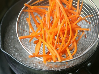 10、夏日小菜凉拌土豆丝,放入胡萝卜丝焯1分钟左右，捞起放入凉白开内浸泡。