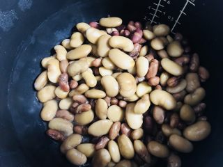 2、玉米面发糕????,电饭锅中 煮粥档 （根据自家锅具调整）煮到豆子熟透