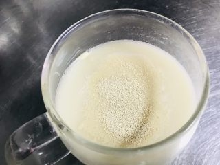 3、玉米面发糕????,温水激活10克酵母