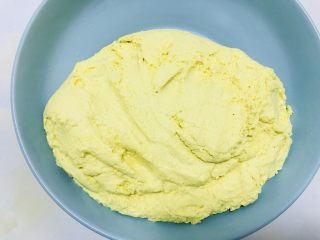 7、玉米面发糕????,加入550克水因为面粉的吸水量不同 不要一次到入 要分多次加入 状态就是看到的这个样子