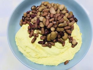 8、玉米面发糕????,加入煮熟的豆子