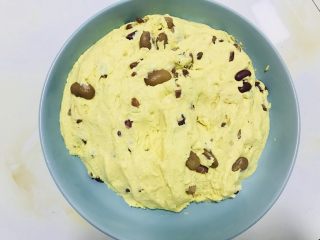 9、玉米面发糕????,双手轻轻拌匀豆子和面粉