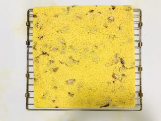 13、玉米面发糕????,烤好后 迅速倒扣网架上 放凉