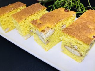 14、玉米面发糕????,凉透后 切成小块。可以冰箱冷冻。