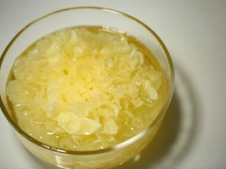 2、传世五宝汤-带带,将银耳浸泡3小时；