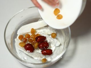 4、传世五宝汤-带带,将红枣、桂圆肉、山药洗净备用；