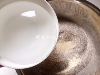 3、黑全麦小刀切馒头,用温水，少量多次的加入，慢慢搅拌。