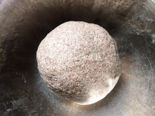 4、黑全麦小刀切馒头,最后揉成一个三光（盆光、面光、手光）的面团。