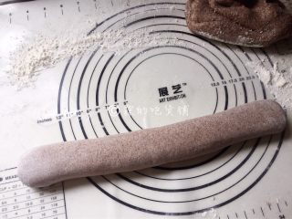 7、黑全麦小刀切馒头,最后搓成长条状。