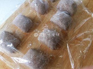 9、黑全麦小刀切馒头,盖上保鲜膜，放在温暖处进行二发（剂子和剂子中间，留适当的距离，面团会膨胀的。）等面团摸上去感觉是有点蓬松的，就差不多了时间约40分钟左右。