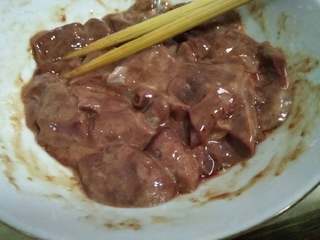 2、猪肝瘦肉粥,猪肝放碗里用水泡十分钟左右再洗干净再切，切厚块一点，这样吃起来粉一点，再加上盐腌制好，瘦肉洗干净斜刀切薄片，再用盐，生粉，生抽搅拌均匀腌制好。