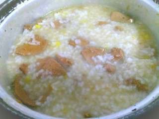 4、猪肝瘦肉粥,粥煮开后，看看米熟了再放入姜丝，瘦肉，瘦肉要一片一片的下，这样不会有一坨坨的肉出现，下了有两分钟左右再下猪肝，盖好盖子再煮开。