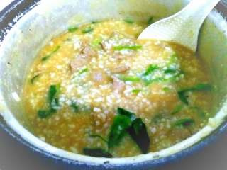 6、猪肝瘦肉粥,关火，下油盐生抽搅拌均匀，撒上葱花即可