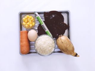 1、早餐+杂蔬粥 养生粥,将玉米粒，胡萝卜，木耳，火腿肠，鸡蛋，大米，莲藕准备好