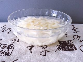 2、早餐+杂蔬粥 养生粥,将莲藕去皮洗净切成小块泡水