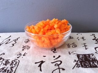 3、早餐+杂蔬粥 养生粥,将胡萝卜去皮洗净切丁