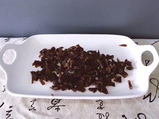 5、早餐+杂蔬粥 养生粥,将木耳洗净切成小块装盘