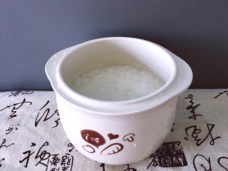 6、早餐+杂蔬粥 养生粥,将大米淘洗干净用开水泡，在煮熟
