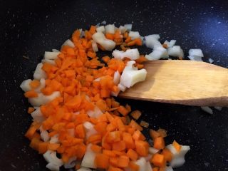 7、早餐+杂蔬粥 养生粥,锅里放油烧热，将藕丁，胡萝卜丁放入锅中翻炒