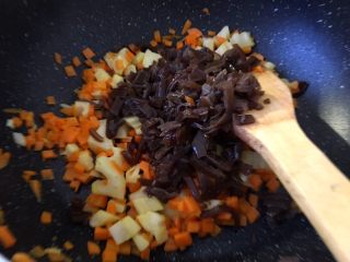 8、早餐+杂蔬粥 养生粥,将木耳放入锅中翻炒大火