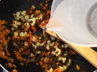 9、早餐+杂蔬粥 养生粥,加入适量水煮沸后中火