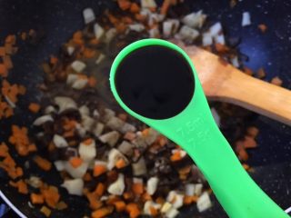 12、早餐+杂蔬粥 养生粥,加入一勺生抽入锅调味