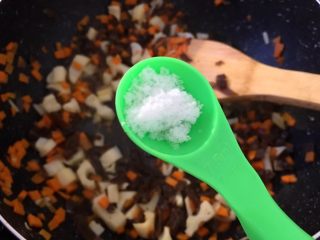 10、早餐+杂蔬粥 养生粥,加入一勺盐入锅中调味