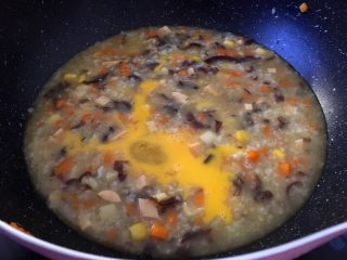 14、早餐+杂蔬粥 养生粥,鸡蛋打散淋入锅中煮开即可