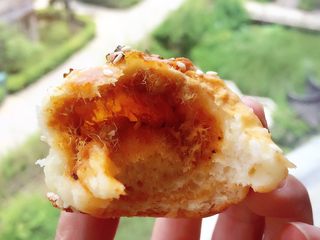 14、肉松小面包,咬一口，满满的肉松，还有棉花糖淡淡的焦糖味，又松又软。