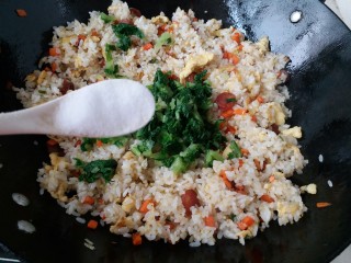 17、什锦炒饭,放入切好的小白菜，加盐调味