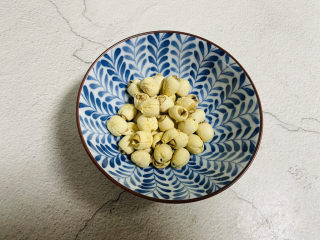 3、绿豆小米粥,莲子