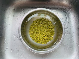 4、绿豆小米粥,绿豆清洗干净