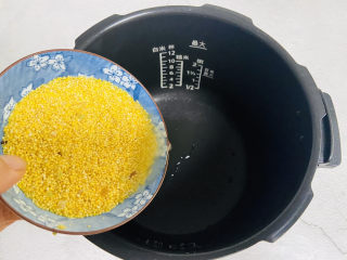 5、绿豆小米粥,小米淘洗一下倒入电压力锅内胆中
