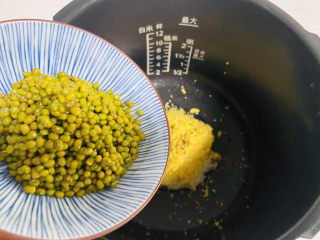 6、绿豆小米粥,倒入绿豆