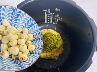 7、绿豆小米粥,倒入莲子