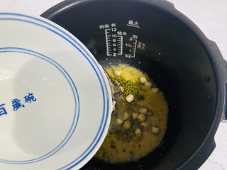 8、绿豆小米粥,加入饮用水