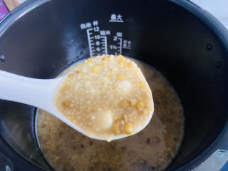 11、绿豆小米粥,时间到，打开盖子搅拌一下。嗜甜者可以加入黄冰糖，我喜欢原味所以没加黄冰糖