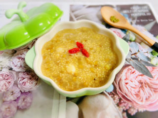 12、绿豆小米粥,盛入碗中，枸杞装饰即可