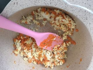 8、宝宝鸡肉粥,再加入鸡肉翻炒