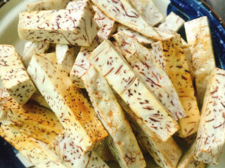 13、芋头酥,炸好的芋头捞出放在盘中