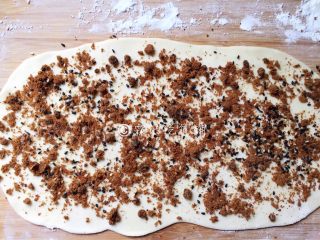 6、红糖芝麻千层饼,擀成一张长方形的面片，撒上红糖和芝麻。