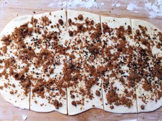 7、红糖芝麻千层饼,在面片的二边对应的划上口子（中间不要切断。）